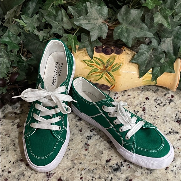 emma new york Shoes - 💚 NWOT NEVER WORN EMMA NEW YORK  “Blake” Green Canvas Sneakers W White Laces New